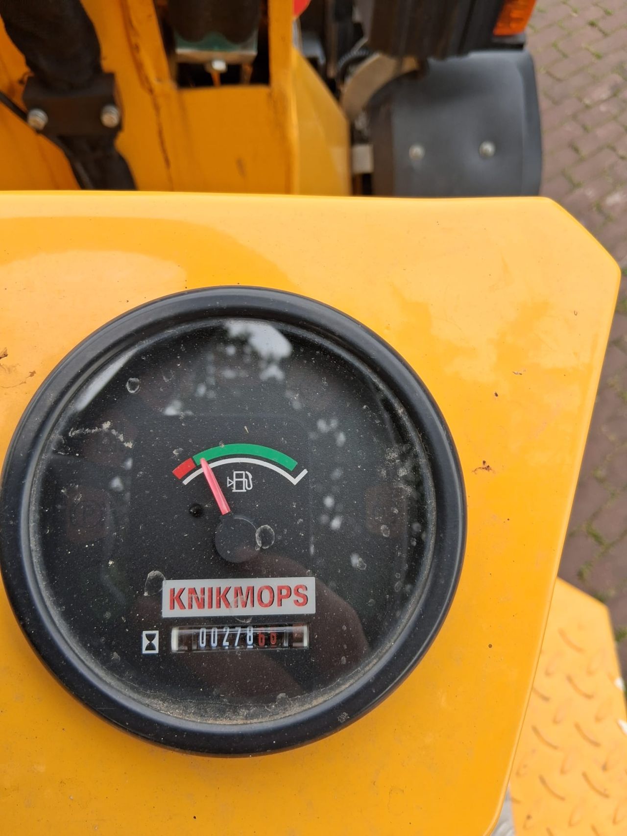 Knikmops 100 Minishovel.