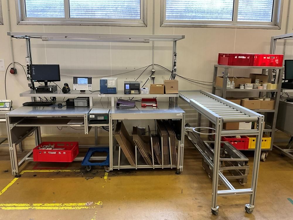 Packaging platform with built-in scale