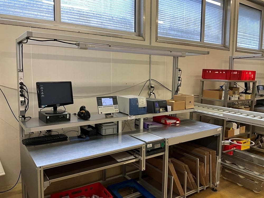 Packaging platform with built-in scale