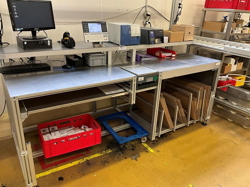 Packaging platform with built-in scale