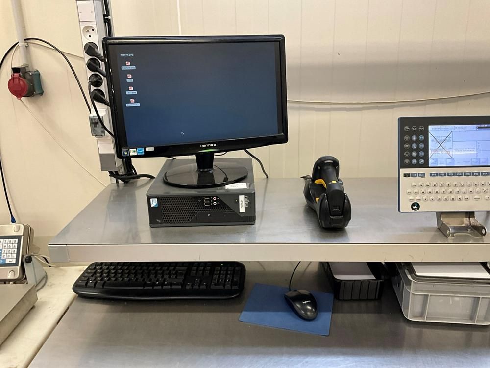 Packaging platform with built-in scale