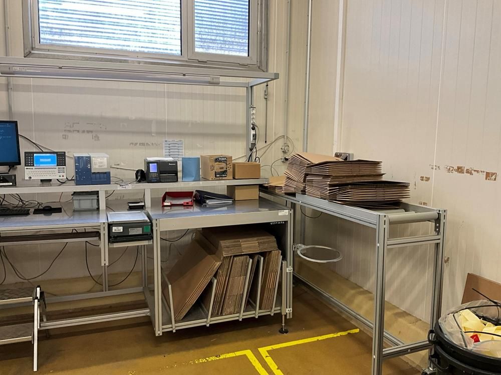 Packaging platform with built-in scale
