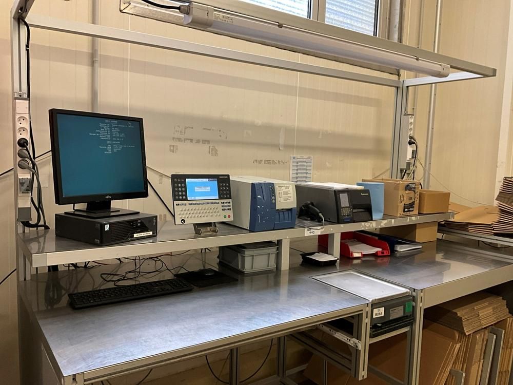 Packaging platform with built-in scale