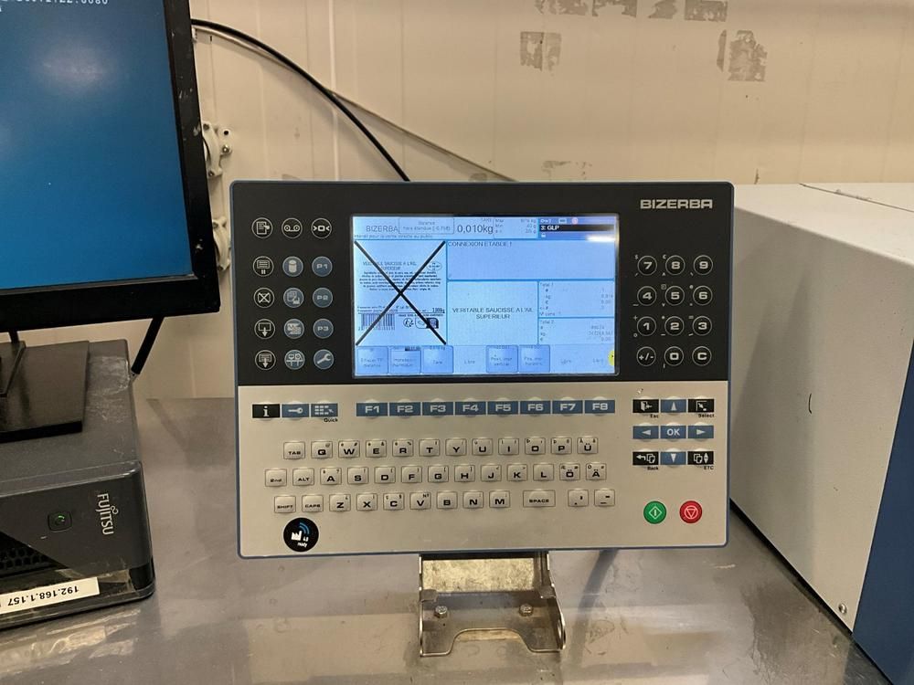 Packaging platform with built-in scale
