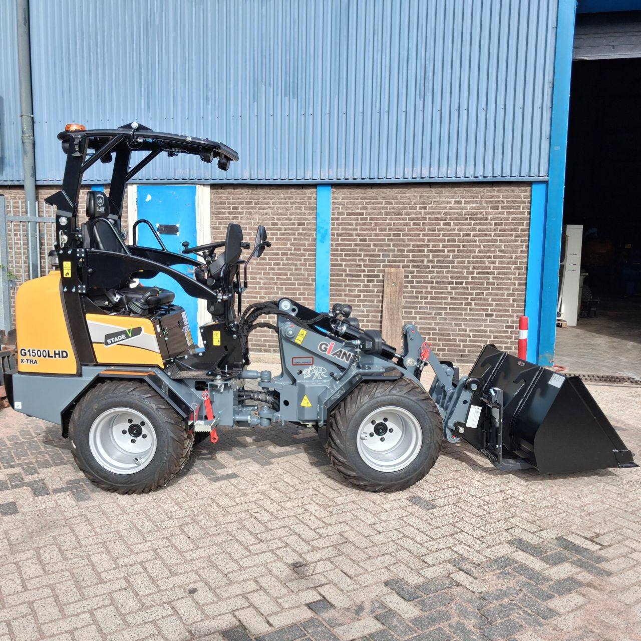 Giant G1500L XTRA HD Minishovel.