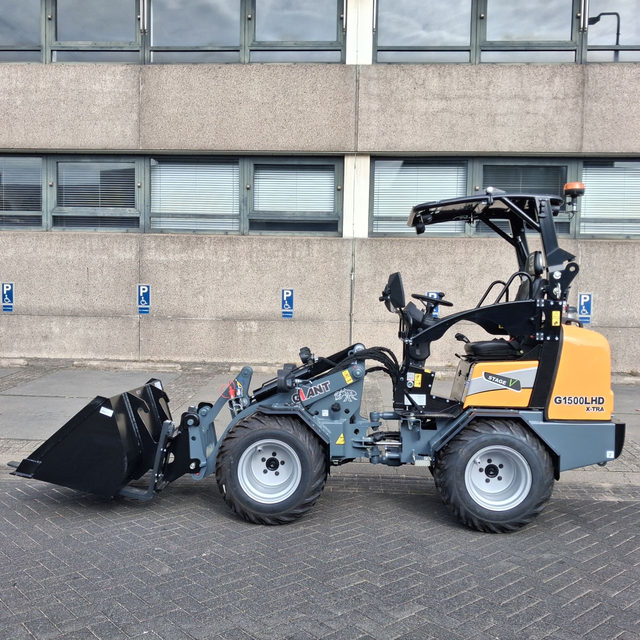 Giant G1500L XTRA HD Minishovel.