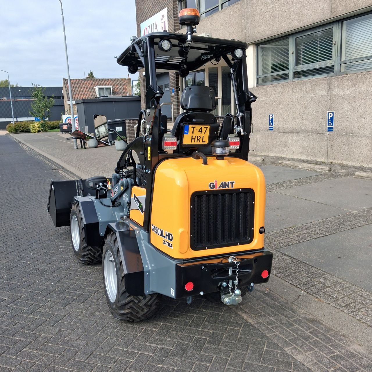 Giant G1500L XTRA HD Minishovel.