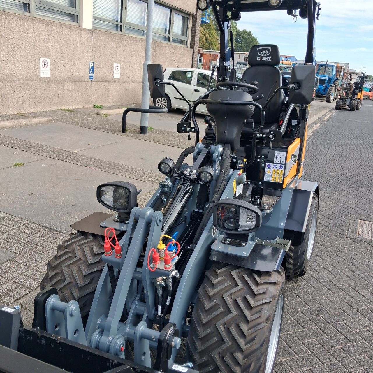 Giant G1500L XTRA HD Minishovel.
