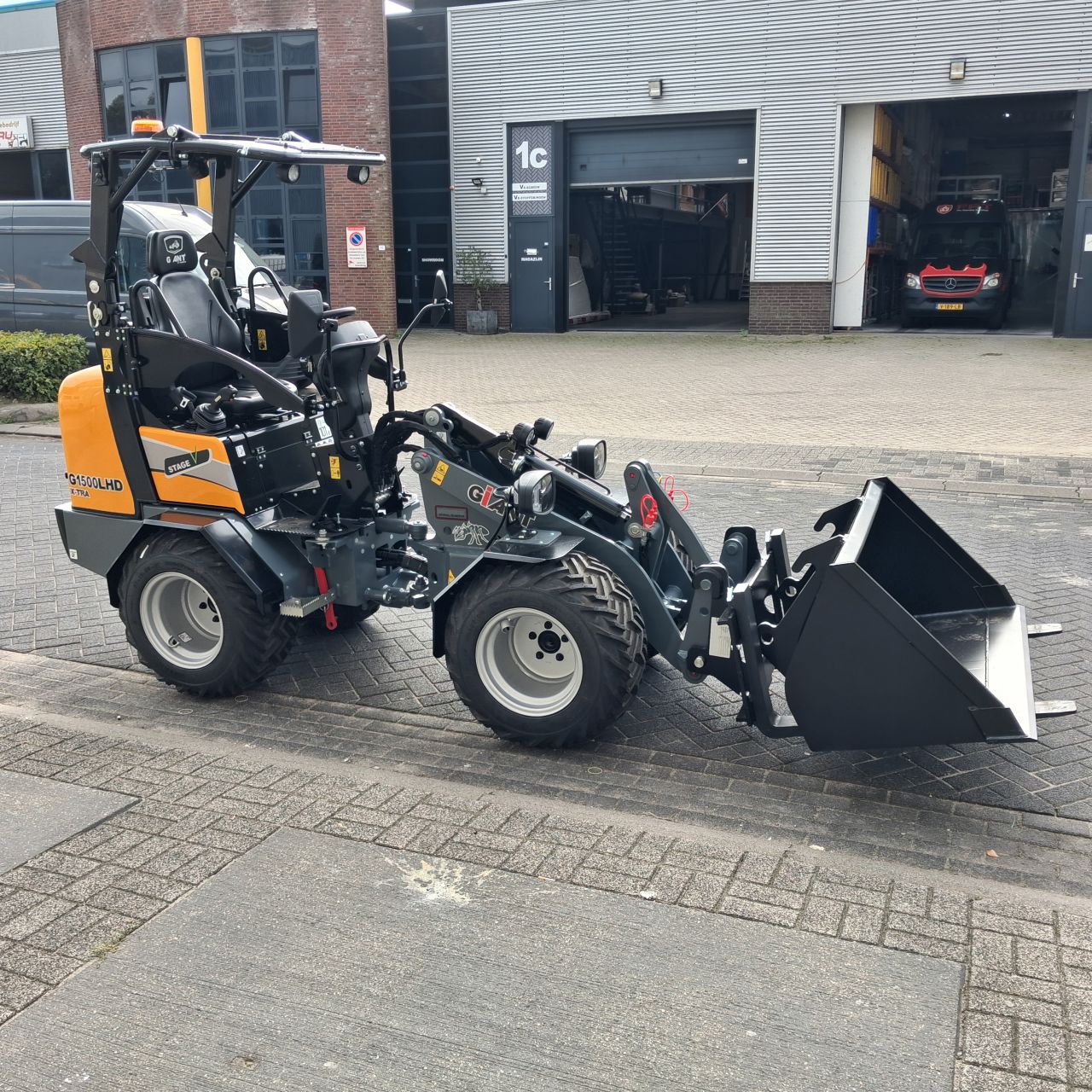 Giant G1500L XTRA HD Minishovel.