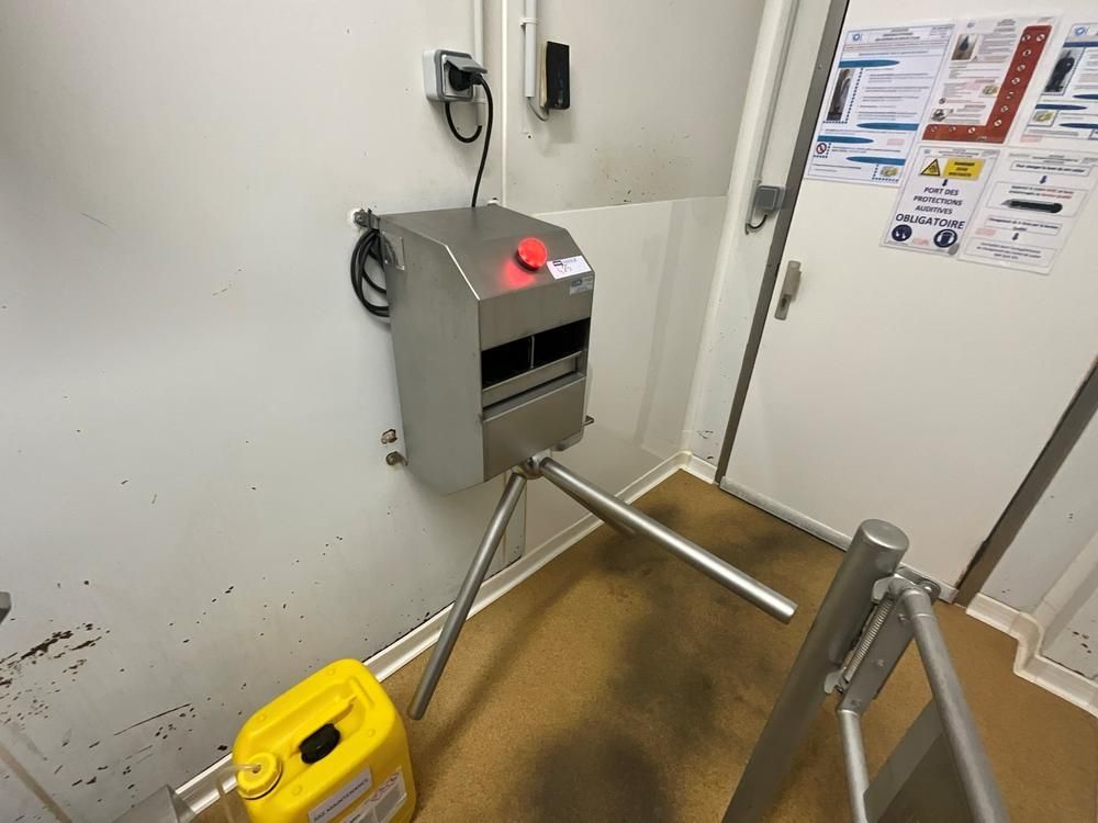 SCL Hand Sanitizer Dispenser with Flow-Through System