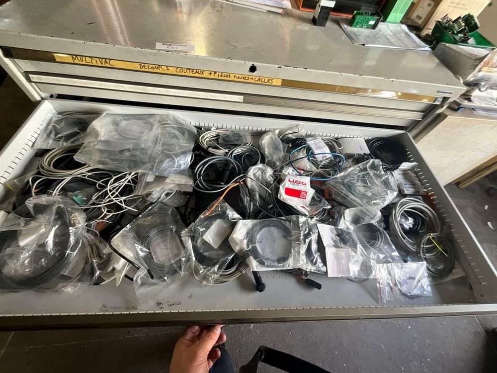 Industrial drawer cabinet