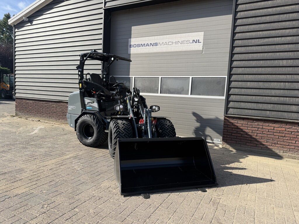 Giant G2500 X-TRA HD minishovel NIEUW '' dikke shovel '' €699 LEASE
