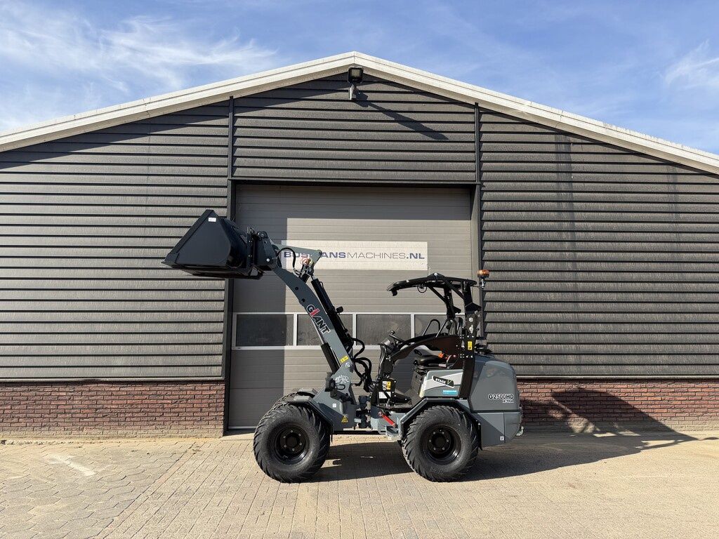 Giant G2500 X-TRA HD minishovel NIEUW '' dikke shovel '' €699 LEASE