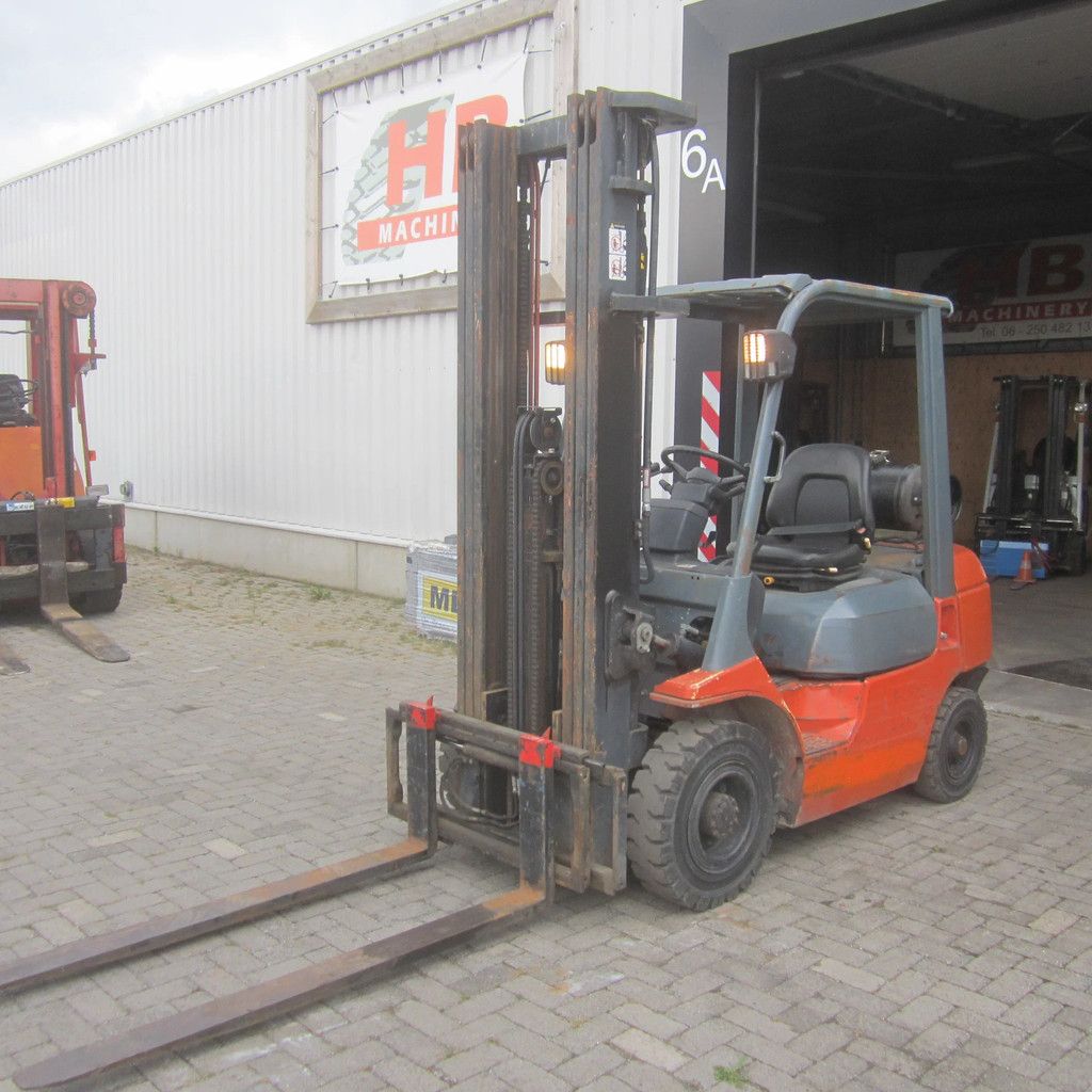 Toyota FG25, LPG gas, triplex, side shift.
