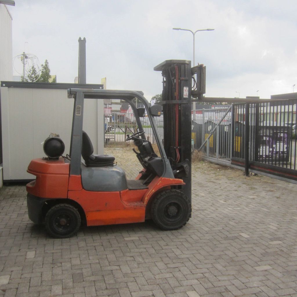 Toyota FG25, LPG gas, triplex, side shift.