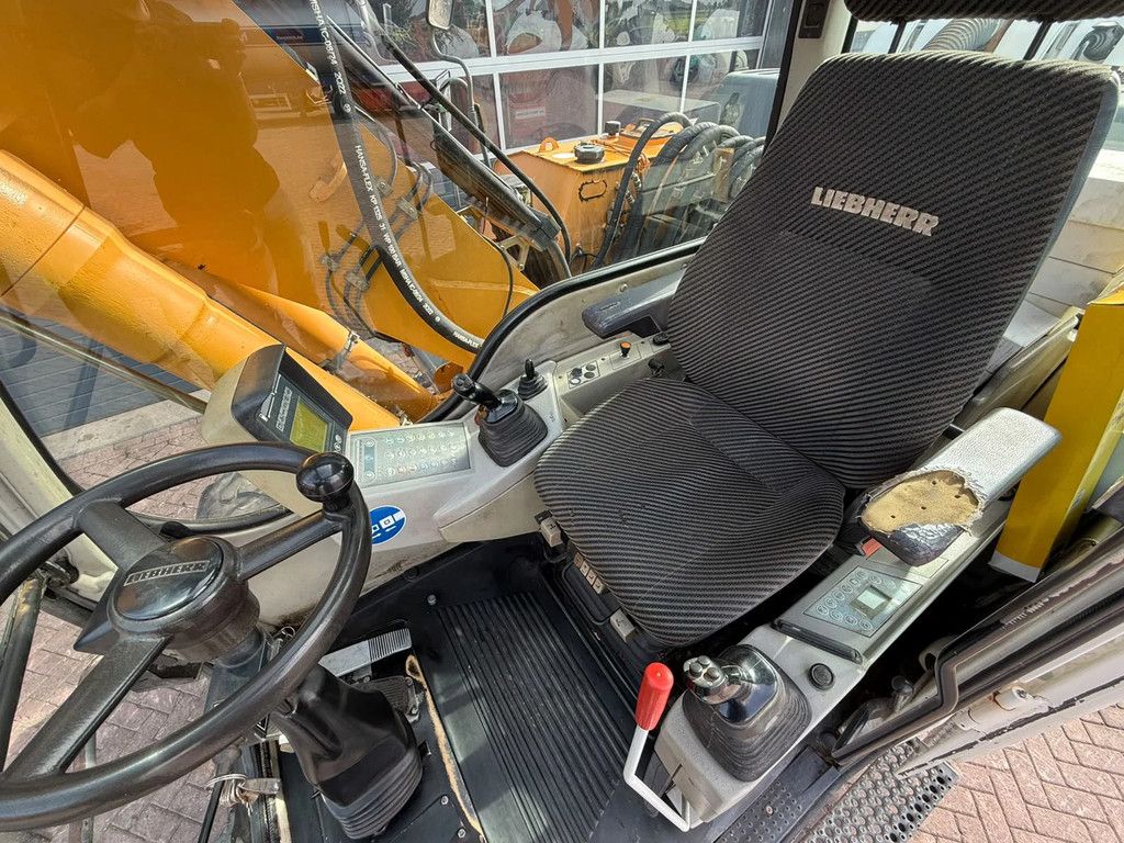 Liebherr A900C