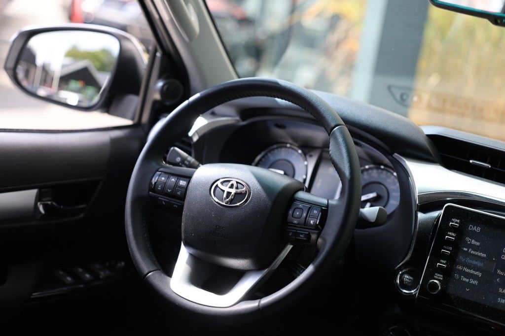 Toyota Hilux 2.8 D-4D DUBBEL CABIN EXECUTIVE A/T 2 ZITS 4WD VAN