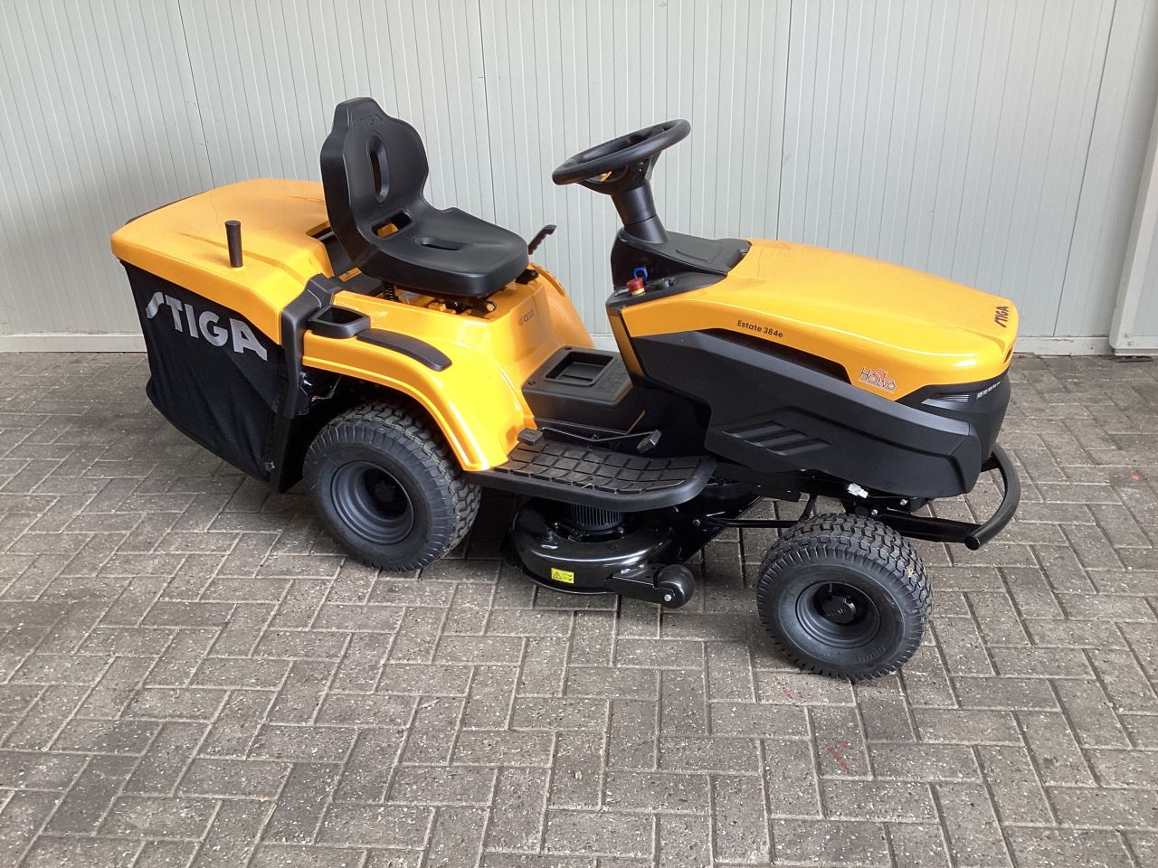 Nieuwe Stiga Estate 384e elektrische zitmaaier.