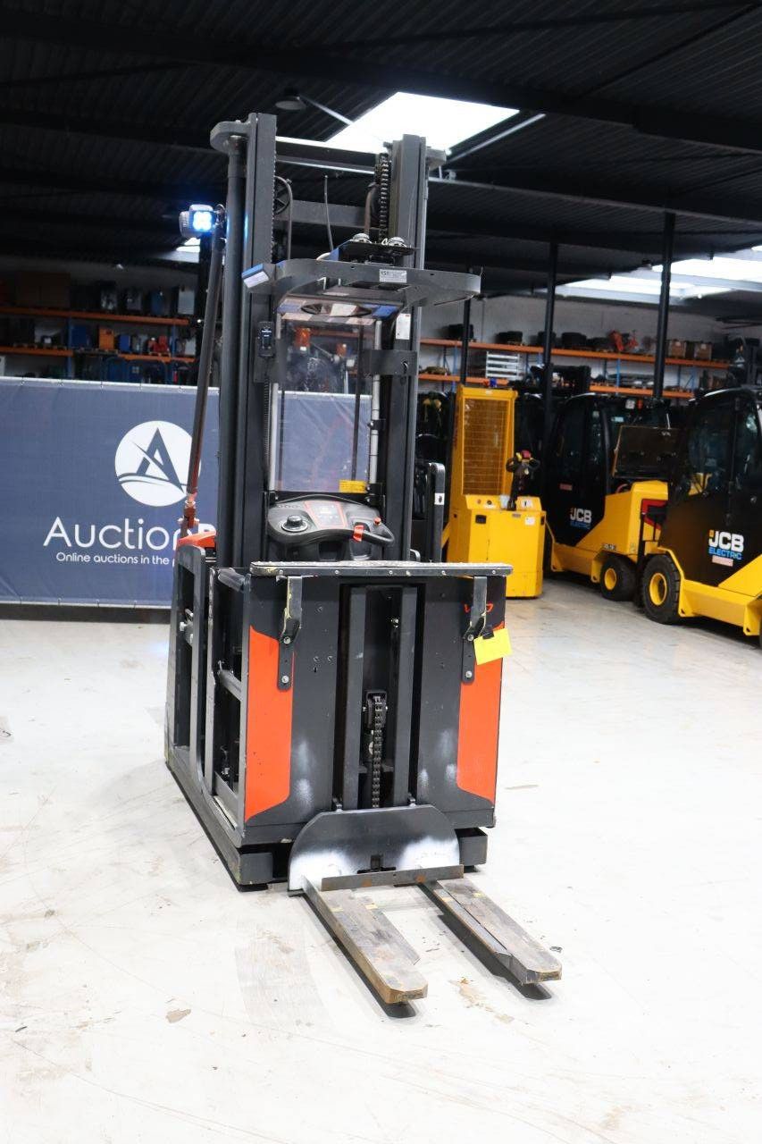 Linde V10-02 Electric Reach Truck 800kg 5.4m 2019