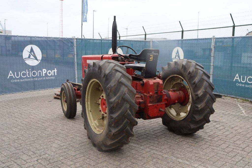 International 523 Diesel Tractor 1966 with Parts