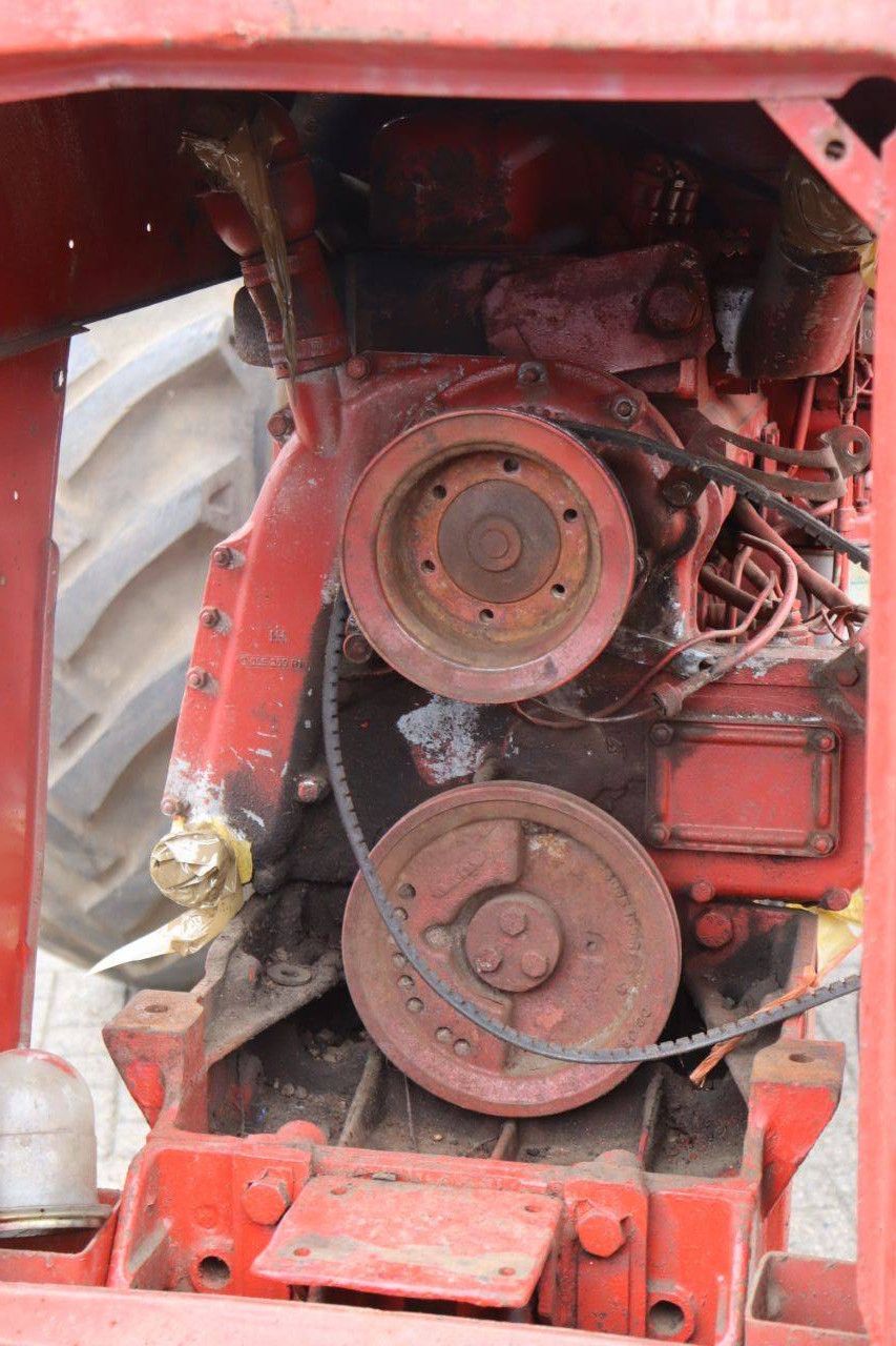 International 523 Diesel Tractor 1966 with Parts