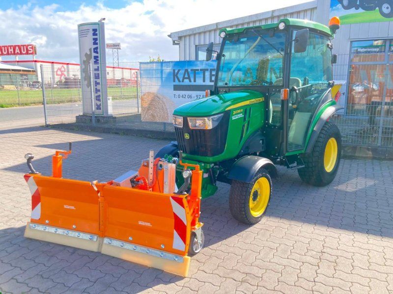 John Deere 2038R mit Schneeschild und Streuer