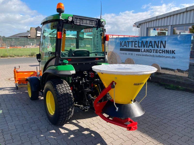 John Deere 2038R mit Schneeschild und Streuer