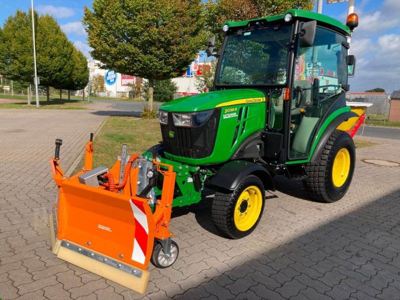 John Deere 2038R mit Schneeschild & Streuer