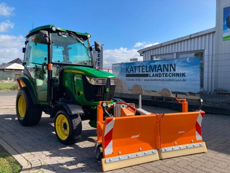 John Deere 2038R mit Schneeschild & Streuer