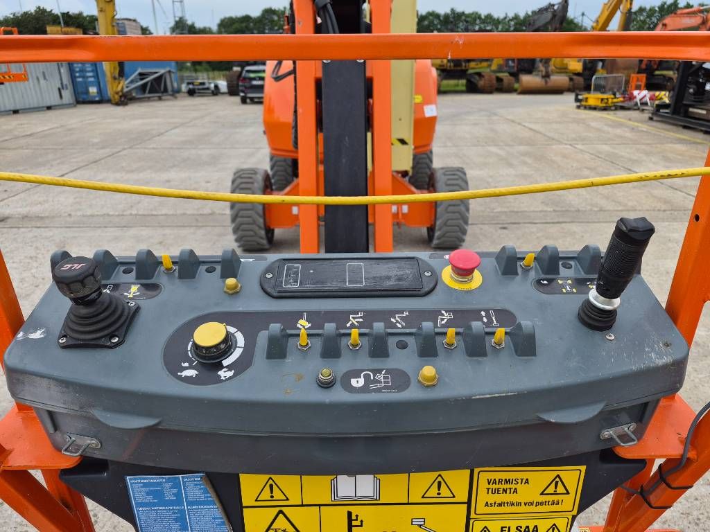 JLG 520AJ (2 units available)