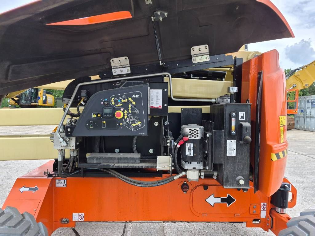 JLG 520AJ (2 units available)