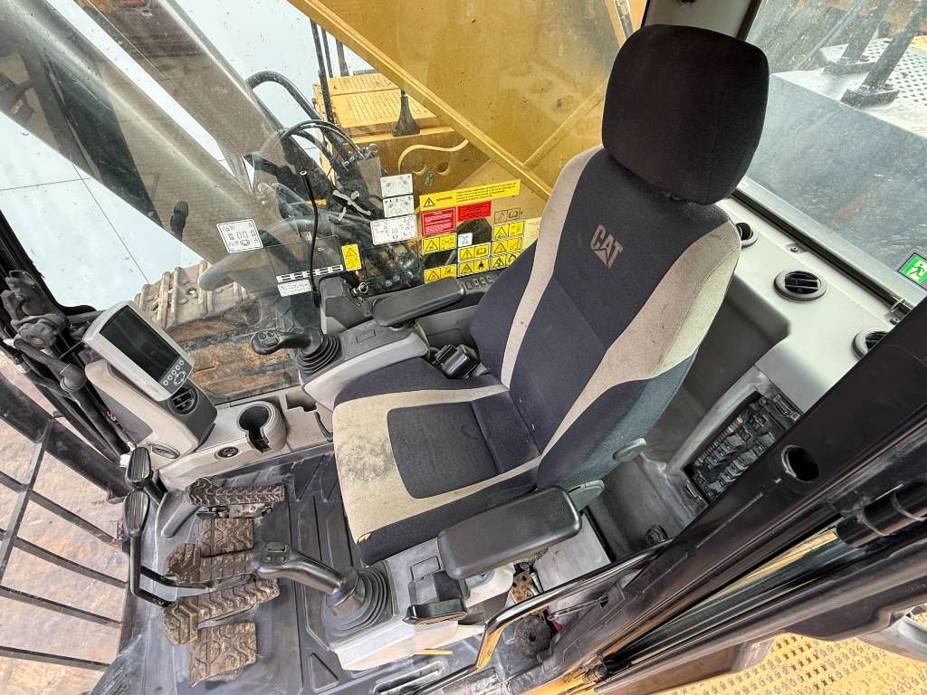 CAT 374FL - Automatic Greasing / Rear + Side Camera