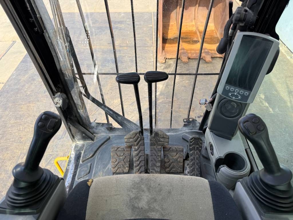 CAT 374FL - Automatic Greasing / Rear + Side Camera