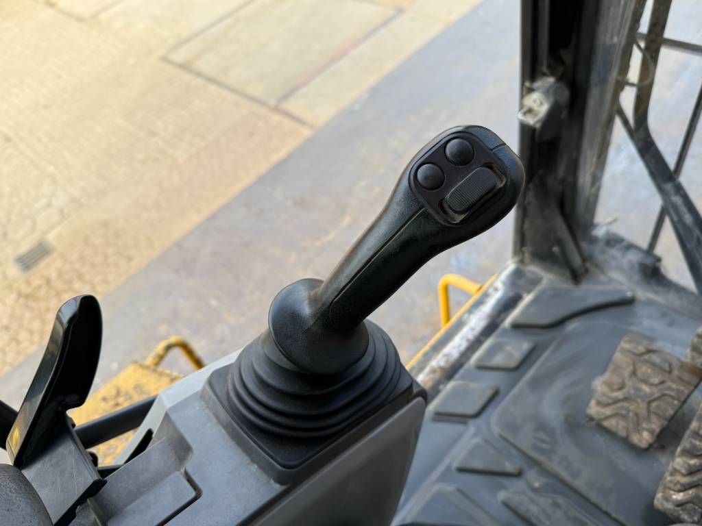 CAT 374FL - Automatic Greasing / Rear + Side Camera