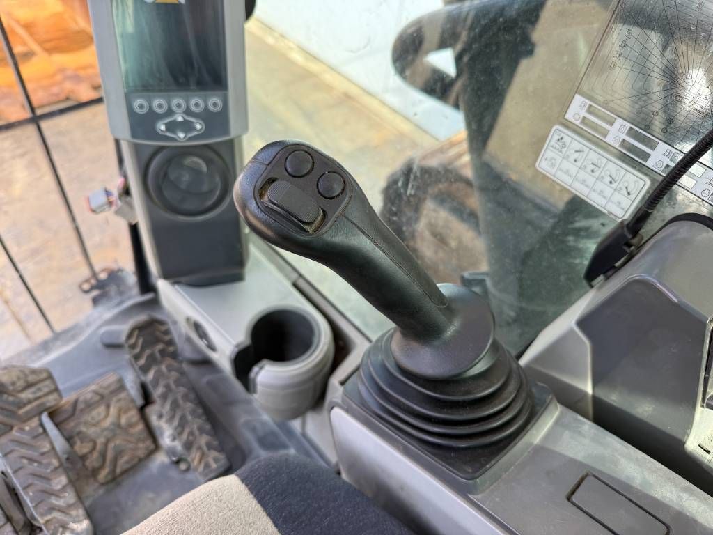CAT 374FL - Automatic Greasing / Rear + Side Camera