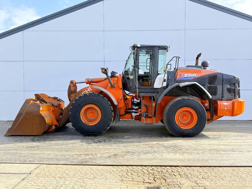 Hitachi ZW250-6 - CDC / 3rd Function / Auto Greasing