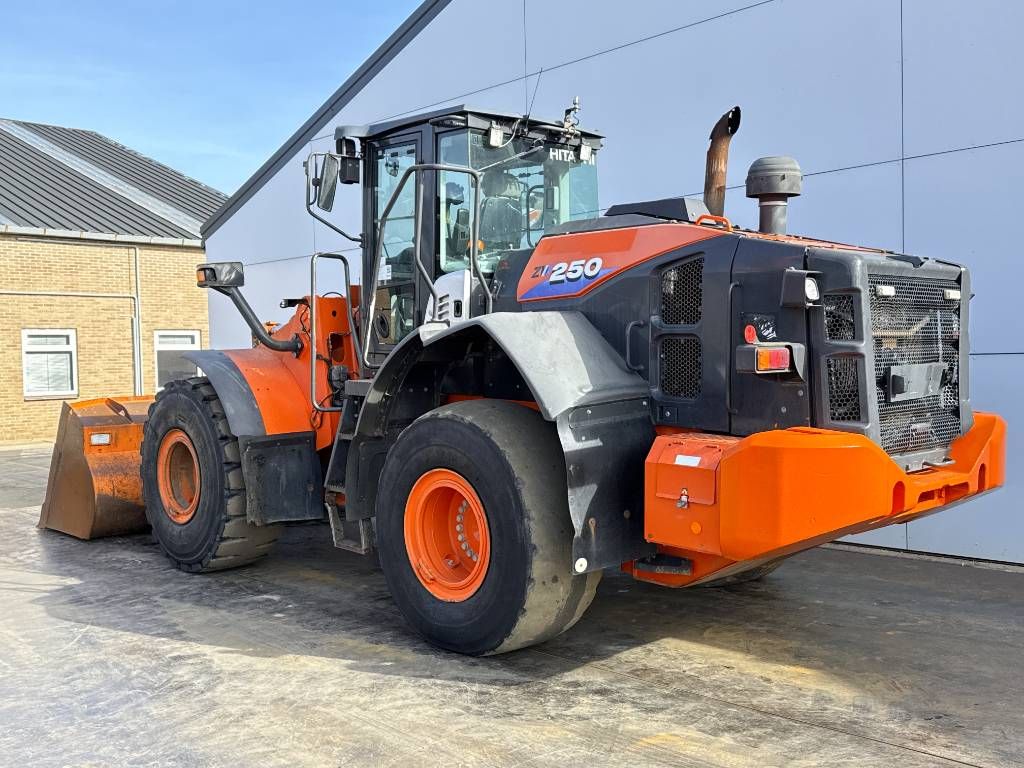 Hitachi ZW250-6 - CDC / 3rd Function / Auto Greasing