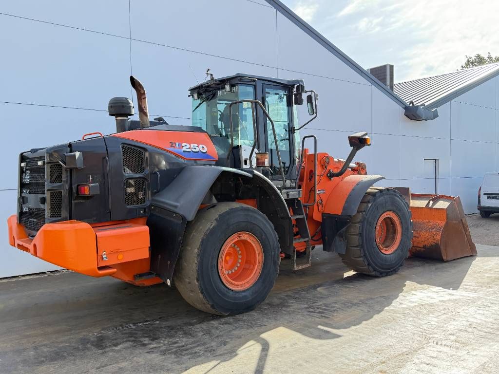 Hitachi ZW250-6 - CDC / 3rd Function / Auto Greasing