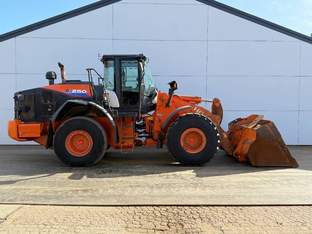 Hitachi ZW250-6 - CDC / 3rd Function / Auto Greasing