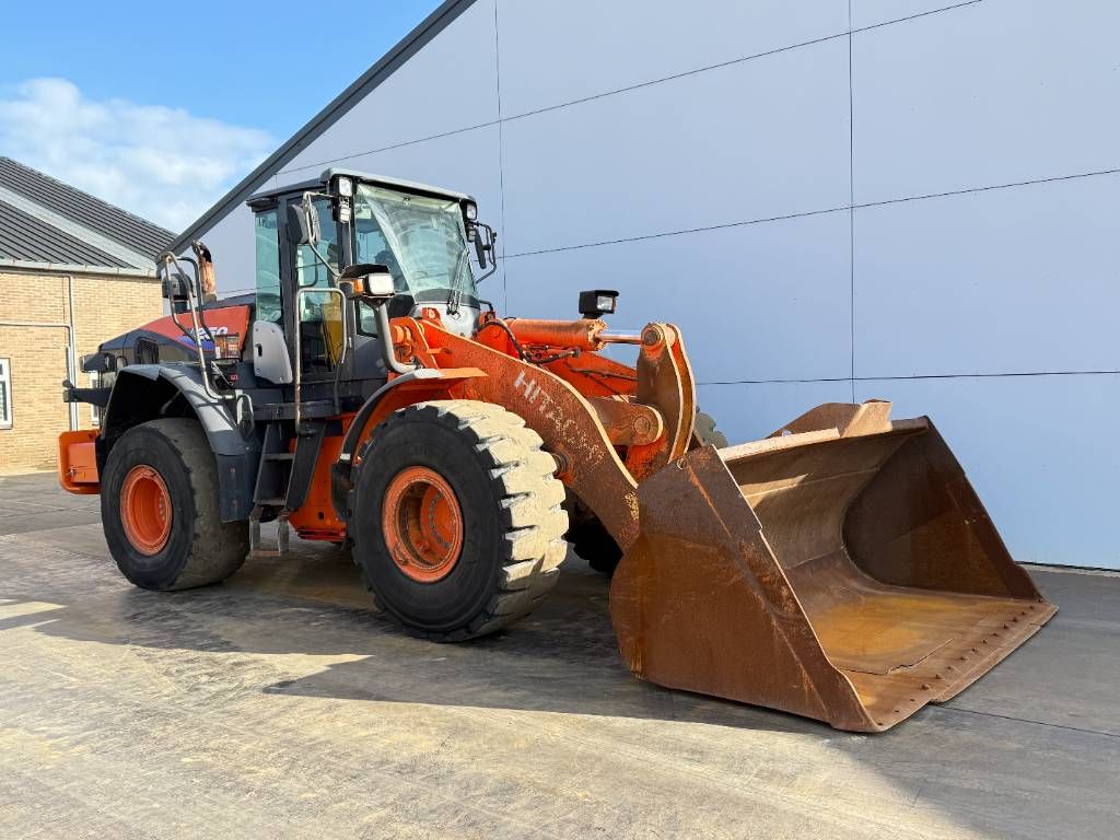 Hitachi ZW250-6 - CDC / 3rd Function / Auto Greasing