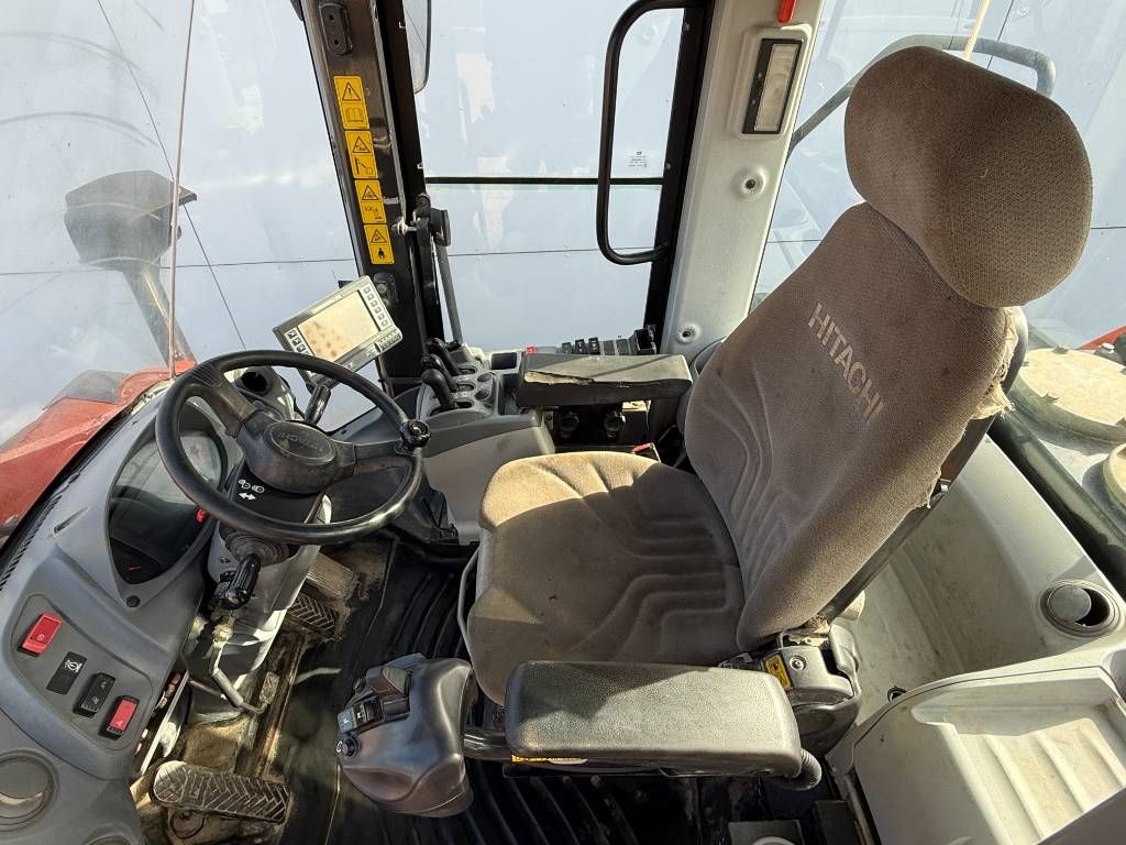 Hitachi ZW250-6 - CDC / 3rd Function / Auto Greasing