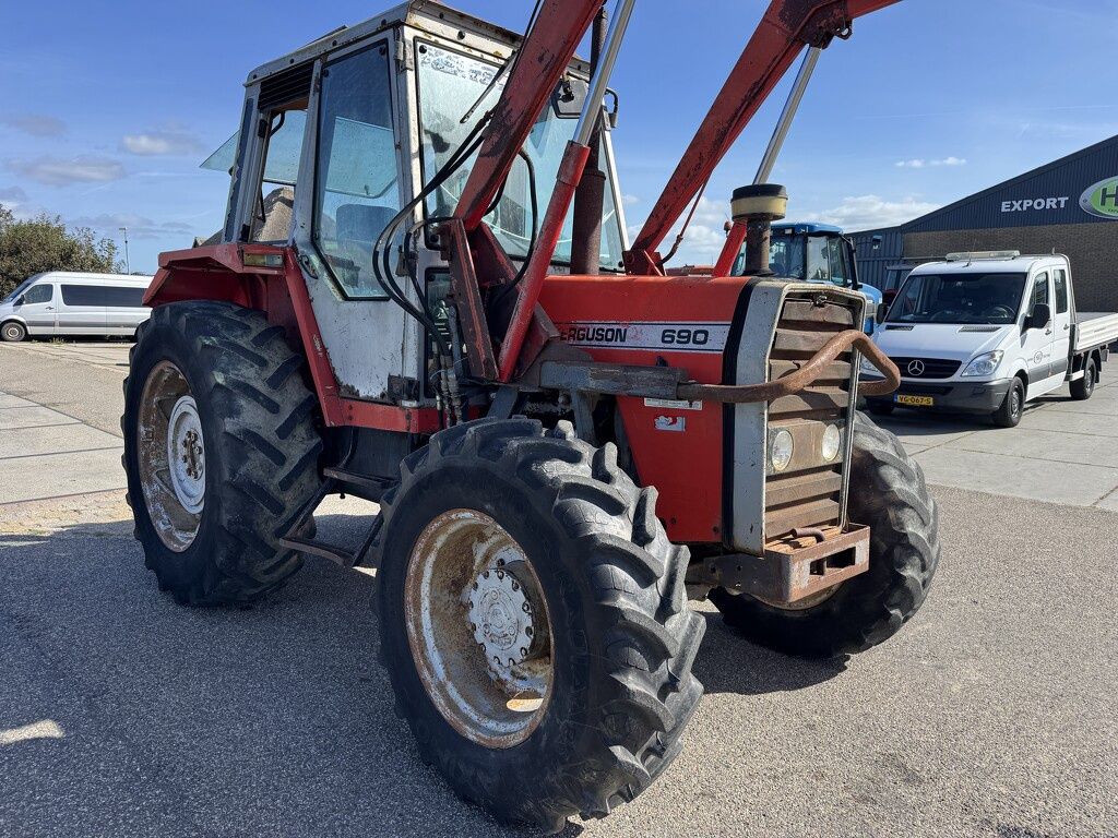 Massey-Ferguson 690