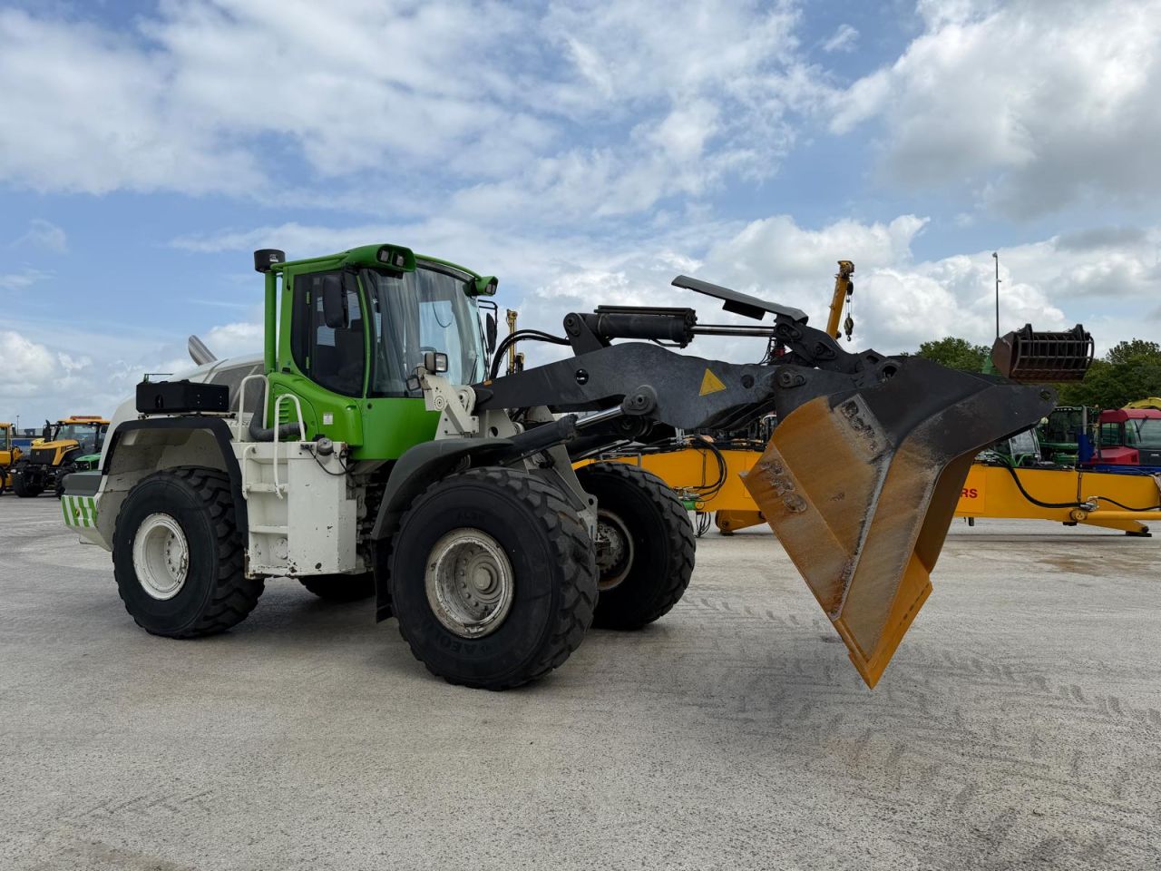 Dichte bak 320cm 4200 liter Verachtert aansluiting
