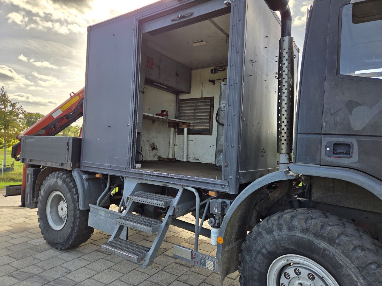 Iveco 4x4 MMBS Palfinger mobiele werkplaats met kraan
