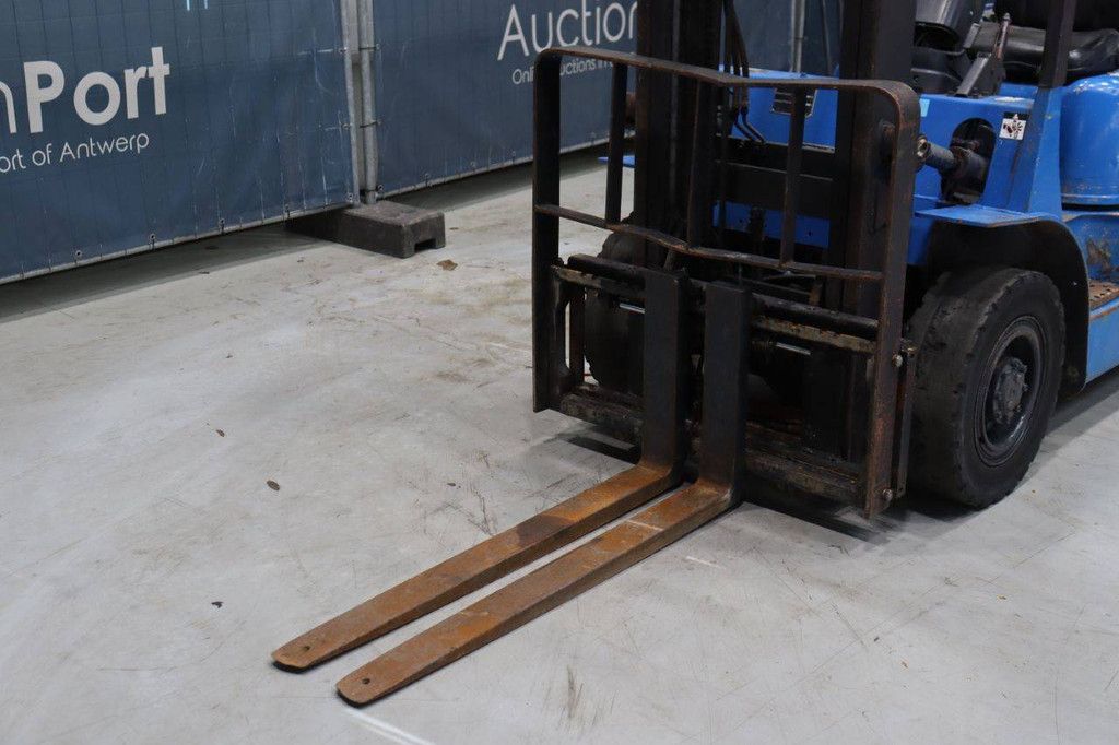 Caterpillar DP25K Diesel Forklift 2500kg 4.5m 2000