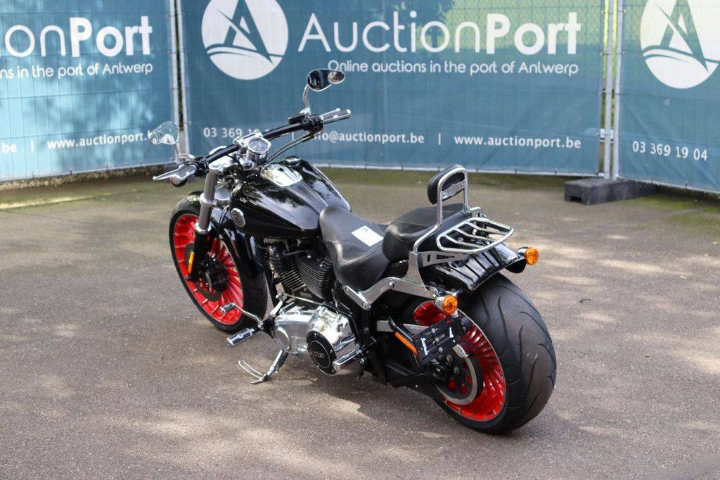 Harley-Davidson BREAKOUT SOFTAIL Motorcycle Gasoline 2015