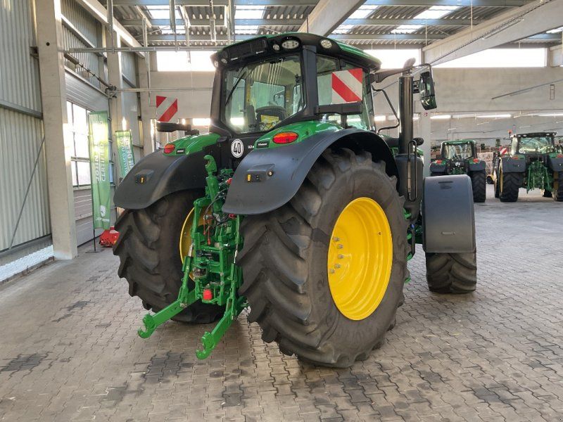 John Deere 6M 200