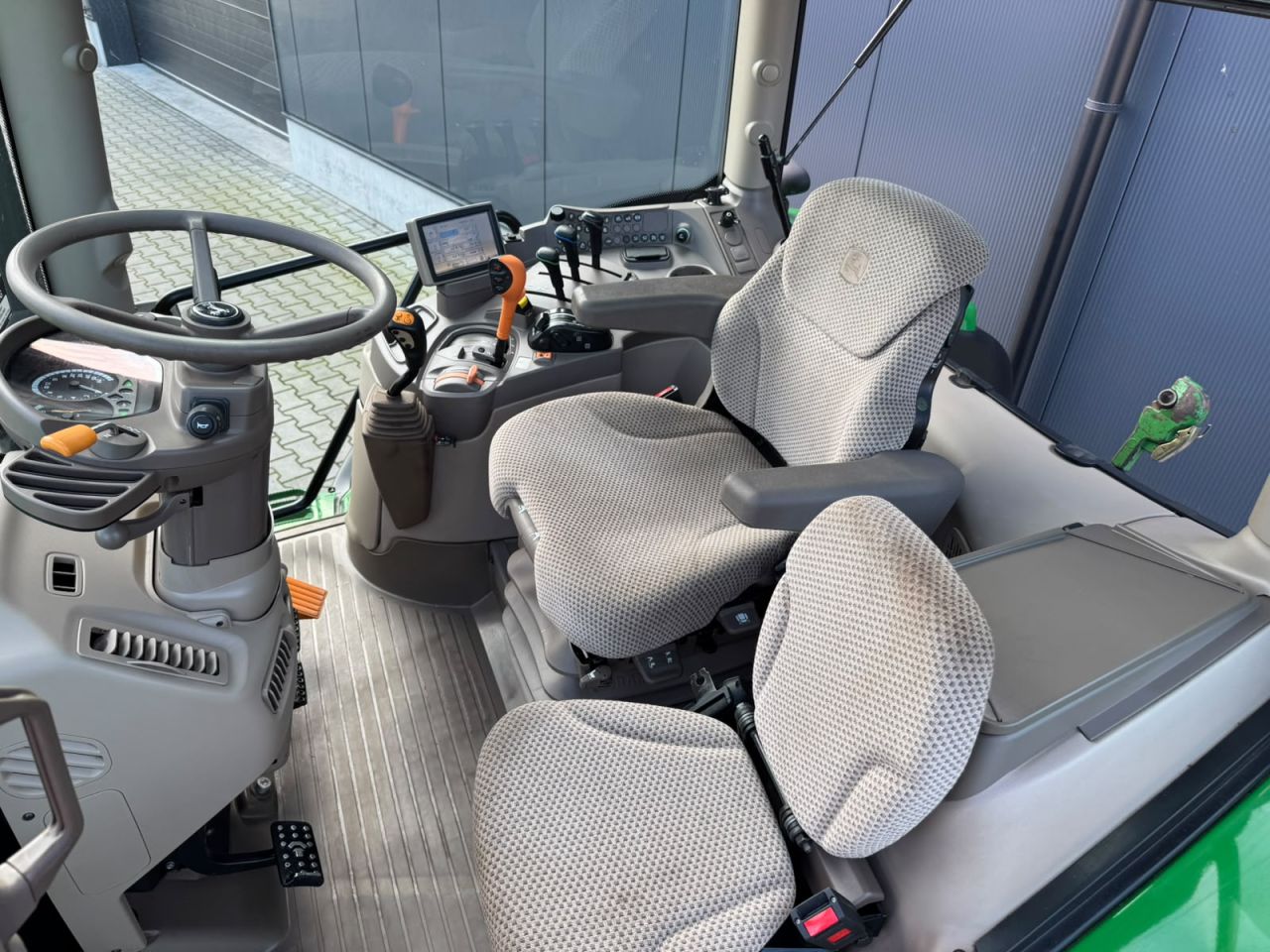 John Deere 6105R AQ