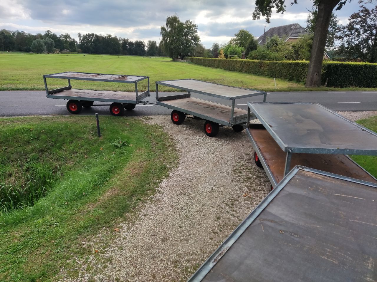 4 meesturende aanhangwagens (volgwagen, 2,50 (l) x 1,25 (b))