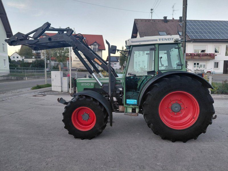 Fendt 250 S Allrad mit Frontlader